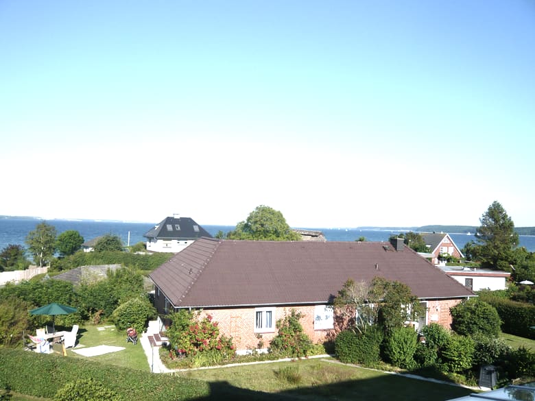 Eingewachsener Garten mit Sonnenterrasse, Gartenmöbeln und Liegen