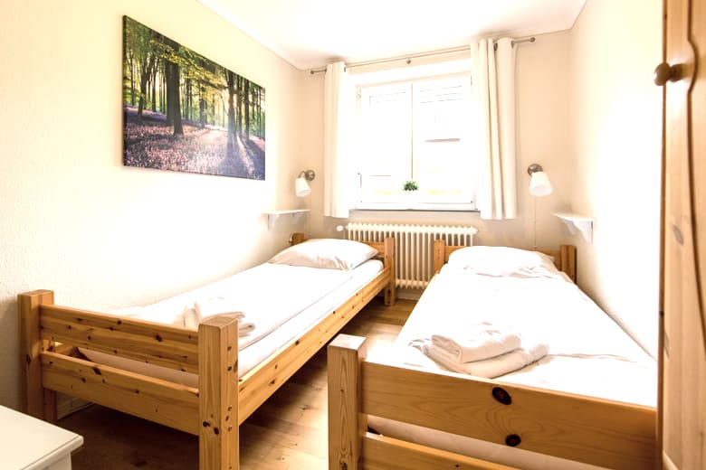 Zweites Schlafzimmer mit zwei Einzelbetten